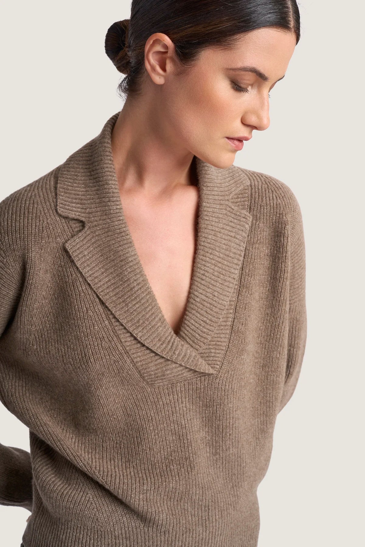 Maglia in puro cashmere a trecce e collo rever Visone