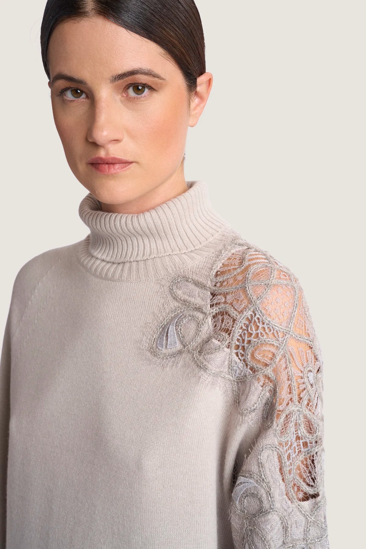 Dolcevita in misto cashmere con pizzo Resina
