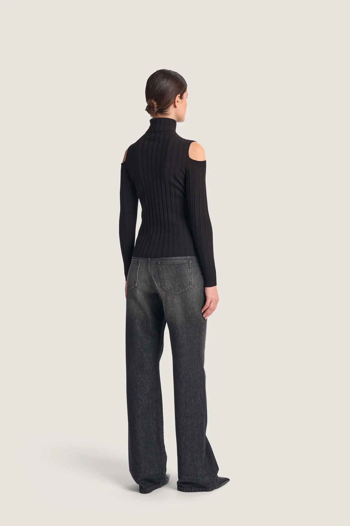 Dolcevita a coste con spalle nude Nero