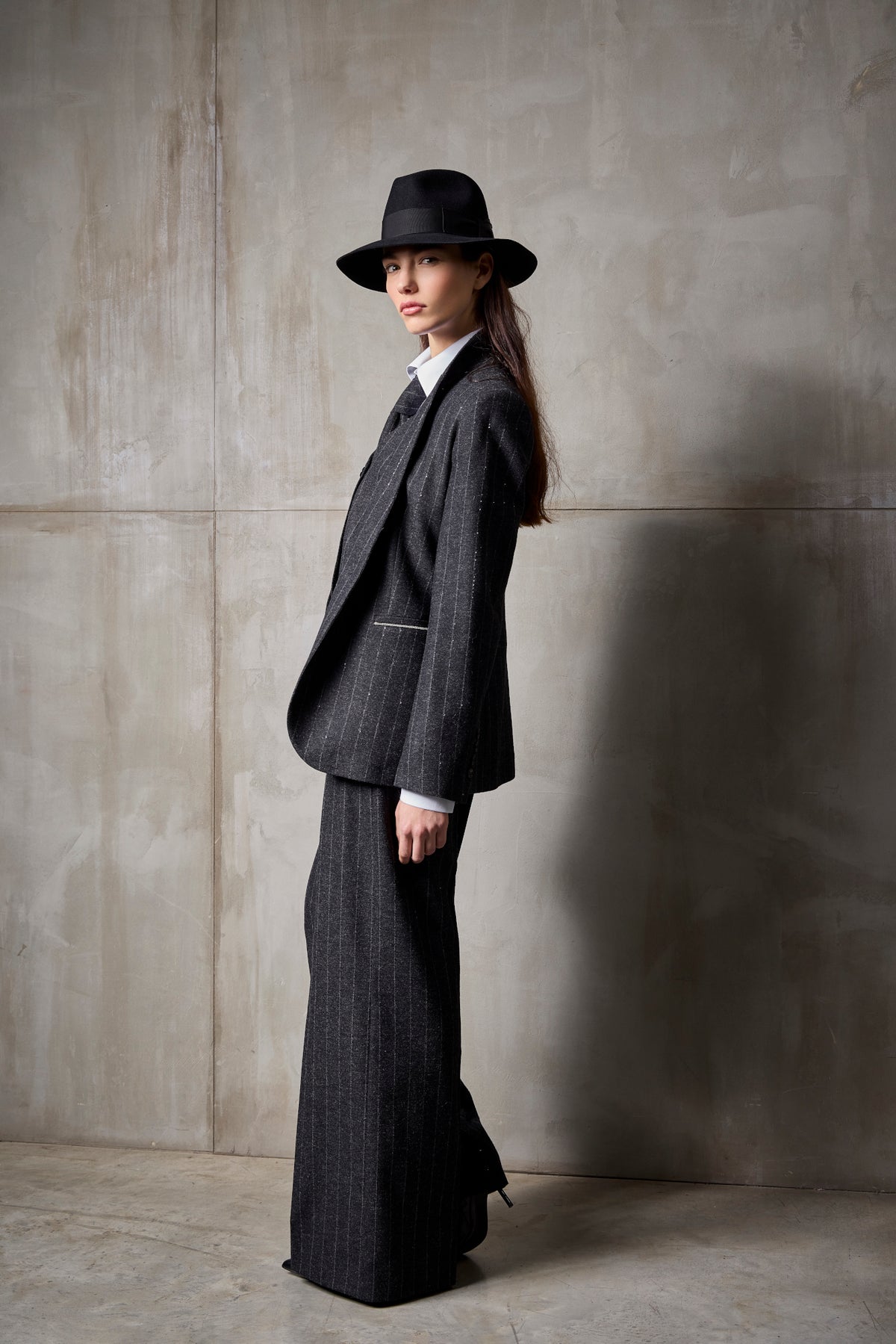 Pantalone largo in Crystal-Gessato con catenella centrale Antracite