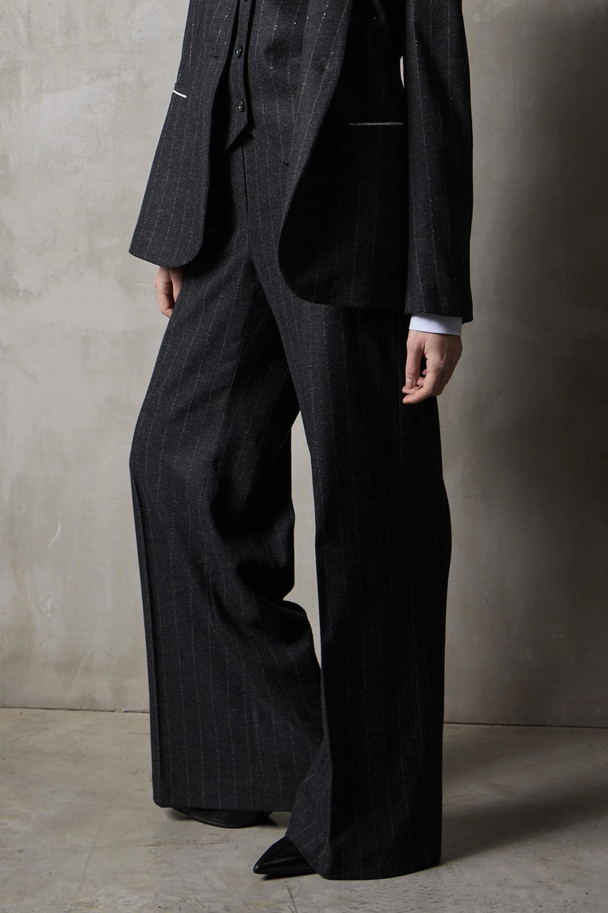 Pantalone largo in Crystal-Gessato con catenella centrale Antracite