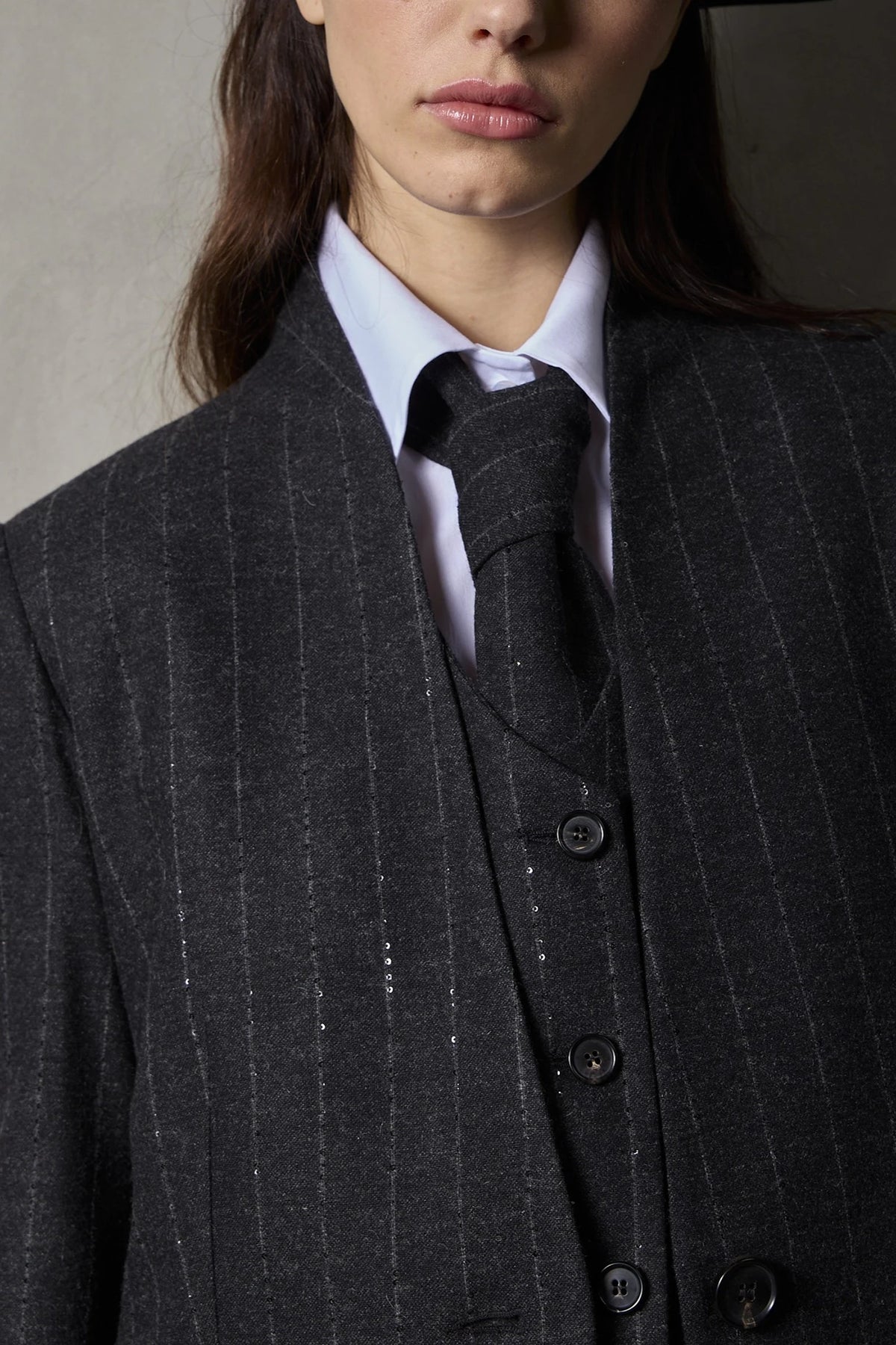 Giacca monopetto in Crystal-Gessato con catenella leggera Antracite