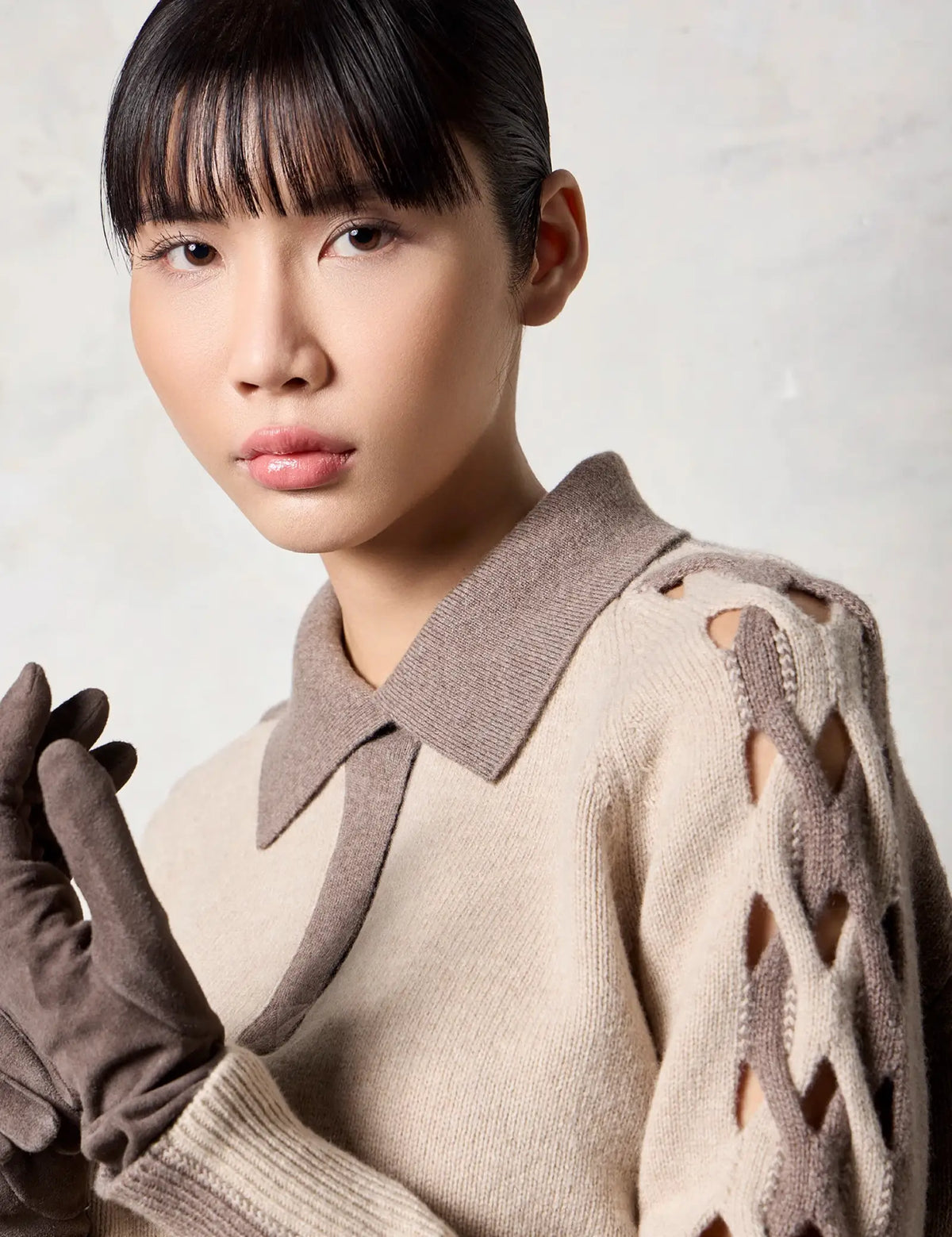 Modella con maglia chiara con colletto e maniche traforate D-Exterior