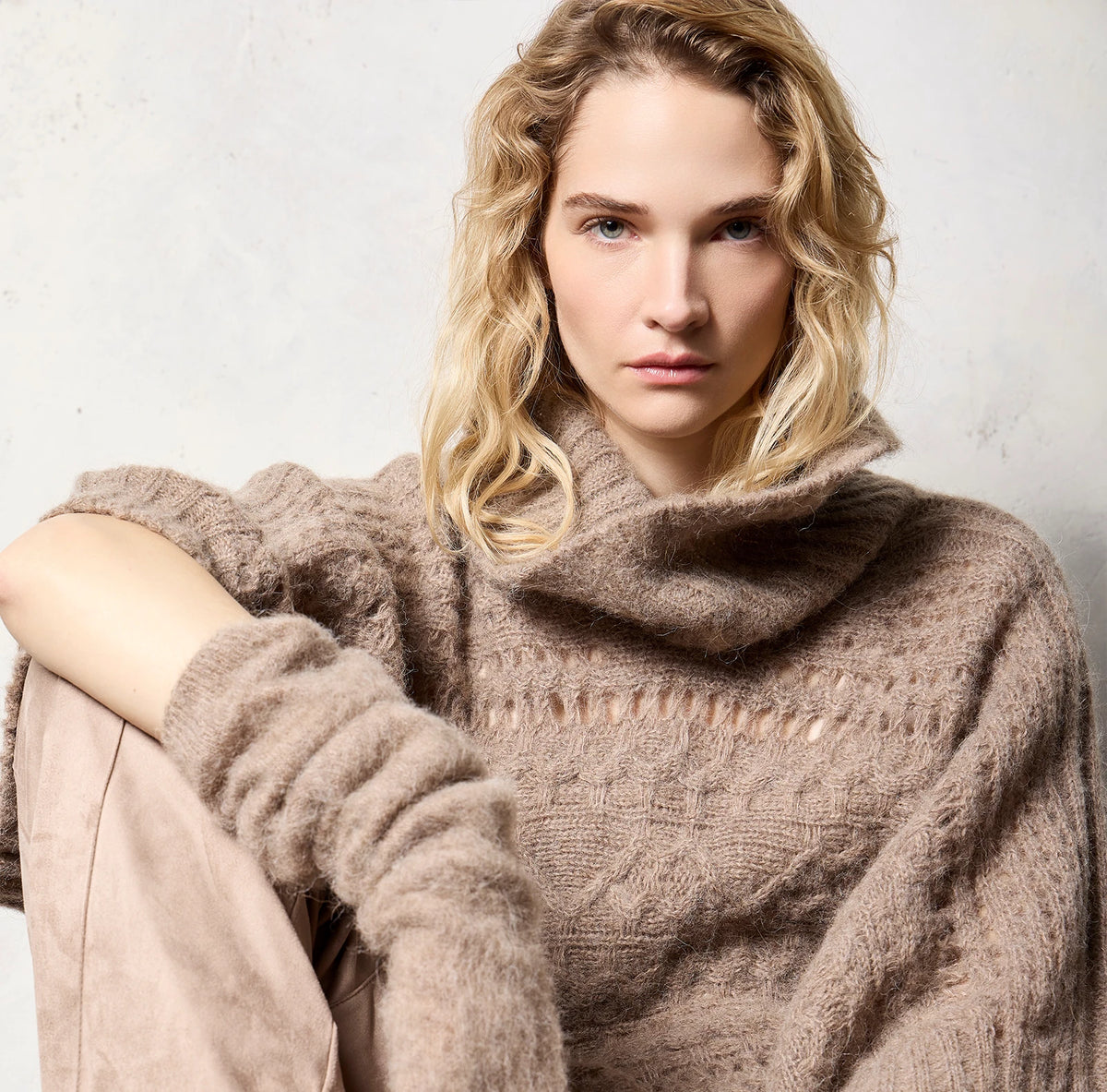 Modella con poncho in alpaca a trecce color castoro D-Exterior